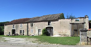 Ancienne ferme avec fenêtre à meneaux.