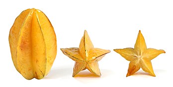 Carambola, fruto da caramboleira (Averrhoa carambola), uma árvore ornamental de pequeno porte, nativa do Sudeste Asiático. Quando se corta o fruto em seção transversal, assemelha-se a uma estrela (definição 2 578 × 1 300)