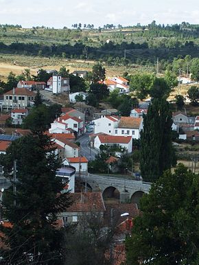 Panorâmica parcial da aldeia com a ponte e a torre do relógio