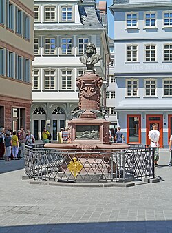 Hühnermarkt mit dem historischen Denkmal des Frankfurter Mundartdichters Friedrich Stoltze