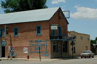 Il Blue Ribbon Bar & Grill, ex Estancia Saloon, di Estancia, Nuovo Messico. Costruito nel 1903.