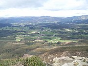 Vista dende A Frouxeira cara ao oeste. Ao pé, o Valadouro.