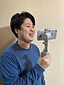 DJI Osmo Mobile SEを使う男性