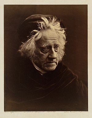 סר ג'ון הרשל, 1867, צילום מעשה ידי ג'וליה מרגרט קמרון, הצלמת המפורסמת ביותר בתקופה הוויקטוריאנית.