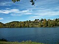 Lac de Montréjeau avec en arrière plan les chalets