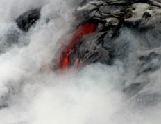 Lave pāhoehoe entrant dans la mer.