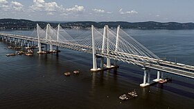 Le nouveau pont en avril 2020, avec les bases de l'ancien pont en cours d'enlèvement.