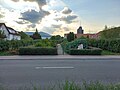 Blick nach Westen auf den Friedhofseingang