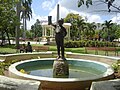 Entre o mirante e as crianças com a estátua da bota assenta um obelisco dedicado por Marta aos fundadores da cidade.