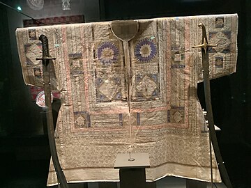 Ottoman Tunic with excerpts of Koran worn under armor, with two sabers (16th century)