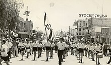 תזמורת ילדים צועדת בחגיגות יום העצמאות בקריית גת, שנות השישים.