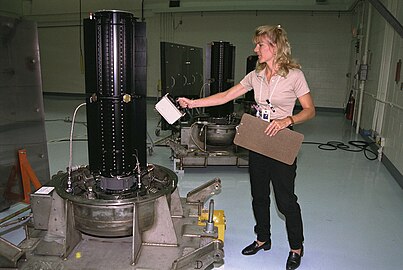 正在对卡西尼号探测器上的放射性同位素热能发电机(RTG)作发射前检查。