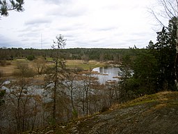 Översiktsbilden av västra delen, tagen från Sörmlandsledens sträckning vid sjön.