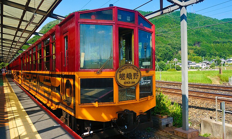 图为日本嵯峨野觀光鐵道的小火車列車。