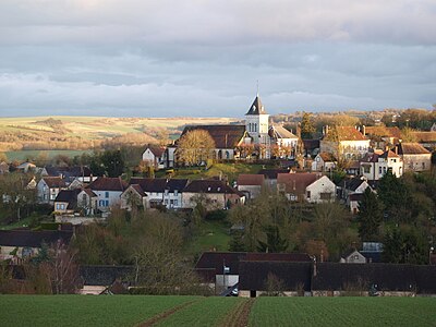 Vue depuis le nord-ouest ; vallée de l'Ocre sur la gauche en arrière-plan