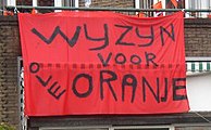 サッカーオランダ代表応援段幕。「WIJ ZIJN」（英語 we are）を「WY ZYN」のように書く