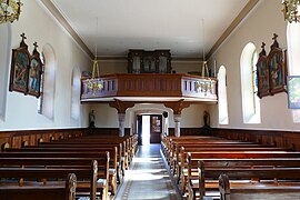 Vue intérieure de la nef vers la tribune d'orgue.