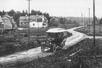 Privat buss på Tussmötevägen på 1920-talet.