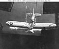 F9C Sparrowhawk tras regresar con éxito al trapecio del Akron, mayo de 1932.