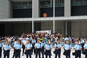 警方准备于“公民广场”展开清场前，坚守的学生和市民高呼口号。