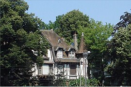 Une villa de Croix, au bord du parc Barbieux.