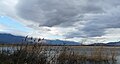 Le lac et les montagnes environnantes.