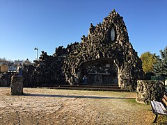 Grotte (réplique de Notre-Dame de Lourdes).