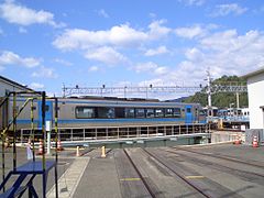 Piattaforma di Kōchi Untensho, in Giappone; giratura di un elettrotreno monocabina, nel 2006