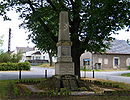 Kriegerdenkmal einschließlich der drei Eichen, auf der Ostseite des Angers