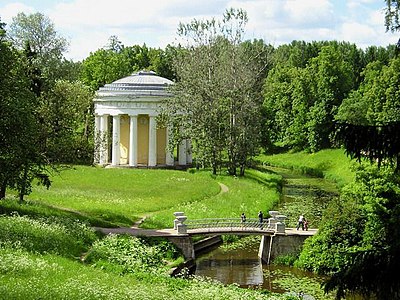 Храм дружбы и Чугунный мостик в долине реки Славянки