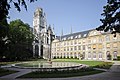 L'hôtel de ville depuis les jardins.