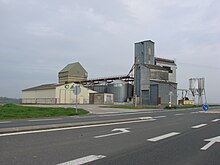 vue de silos agricoles au bord d'une route