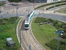 Un tramway sur un rond-point à Bobigny.