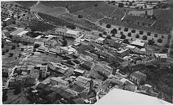 Aerial view of the town in the 1960s.