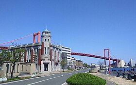 若松南海岸通りと若戸大橋