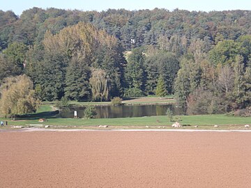 Étang, au sud-est du village.