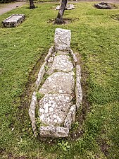 Tombes du cimetière de la chapelle Saint-Clément de Quiberon (datent du VIIIe siècle ; transférées dans le jardin du Musée de préhistoire de Carnac)