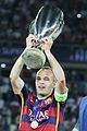 Andrés Iniesta soulevant la Supercoupe de l'UEFA 2015 avec le maillot de la saison 2015-2016.