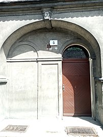 The arched entrance, still bearing the "3" old numbering