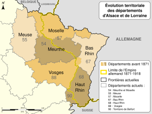 Carte du nord-est de la France montrant la frontière de l'Empire germanique séparant le Haut-Rhin de l'actuel Territoire-de-Belfort, rajoutant deux cantons vosgiens au Bas-Rhin, coupant l'ancien département de la Meurthe en son tiers nord-est et l'ancien département de la Moselle en son quart ouest. Les deux territoires nord-est ont formé le département actuel de la Moselle et ceux du Sud-Ouest l'actuel département de Meurthe-et-Moselle.