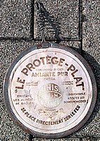 A household heat spreader for cooking on gas stoves, made of asbestos (probably 1950s; "amiante pur" is French for "pure asbestos")