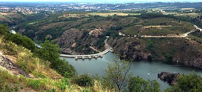 Plan large sur le barrage et ses environs