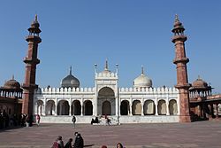 Moti Masjid, Gebetshalle mit Minaretten