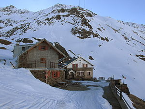 Links die Dependance Martinelli, rechts die Brancahütte