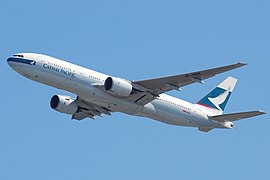 B-HNL, le premier Boeing 777-200 livré à Cathay Pacific, au décollage de l'aéroport international de Hong Kong.