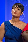 Grace Gealey interprète Anika Calhoun.