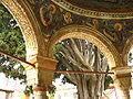 Ciprés de san Atanasio, como se ve desde la entrada en la iglesia de la Gran Laura. Se dice que tiene más de mil años.