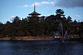 Pagode, vue par-dessus le bassin de Sarusawa.