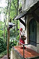 Caperucita en la puerta de la casa de su abuela, Efteling.