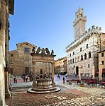 Piazza Grande mit Dom und Palazzo Comunale